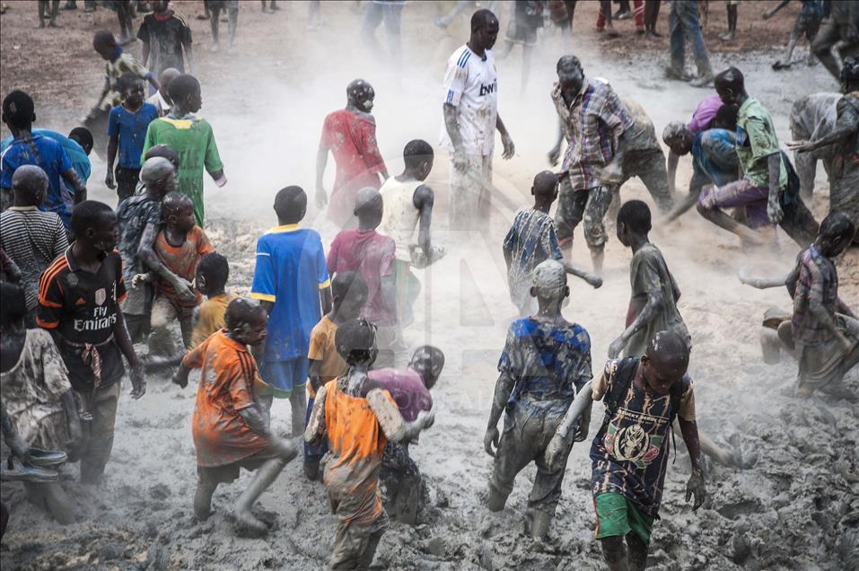 Mali'de Toprak Camiyi Çamurla Tamir Ediyorlar 10