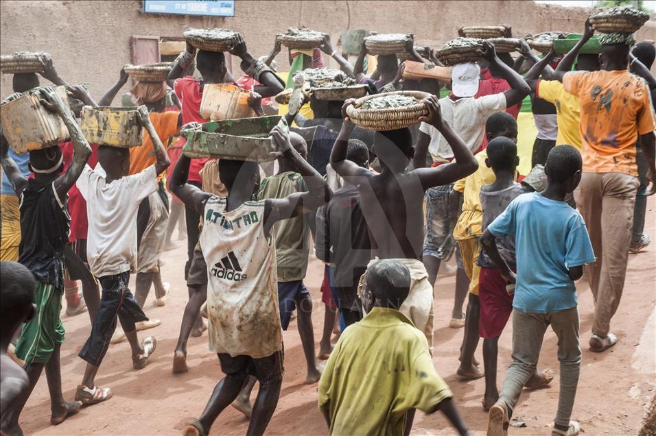 Mali'de Toprak Camiyi Çamurla Tamir Ediyorlar 11