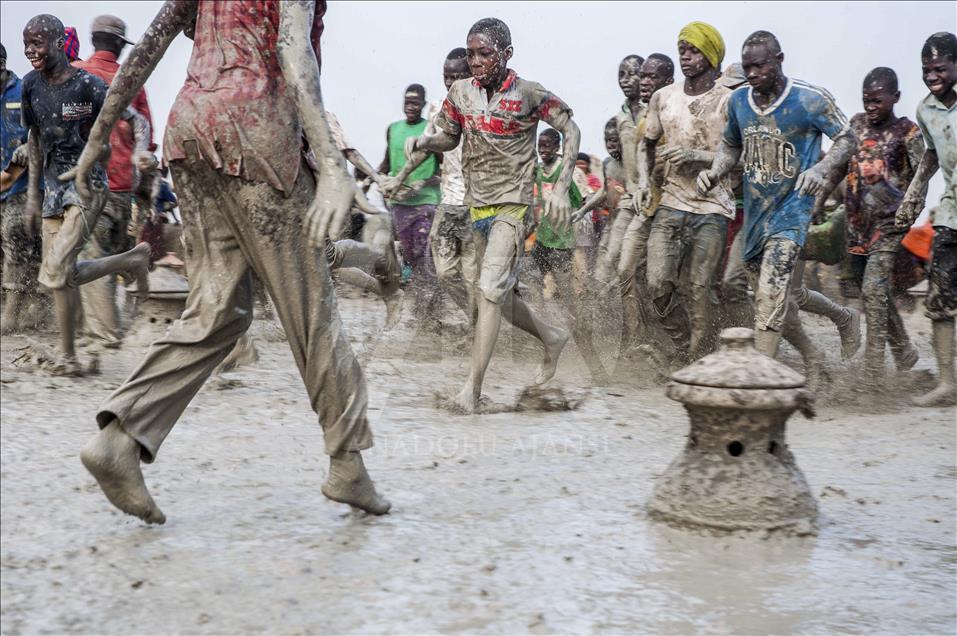 Mali'de Toprak Camiyi Çamurla Tamir Ediyorlar 12