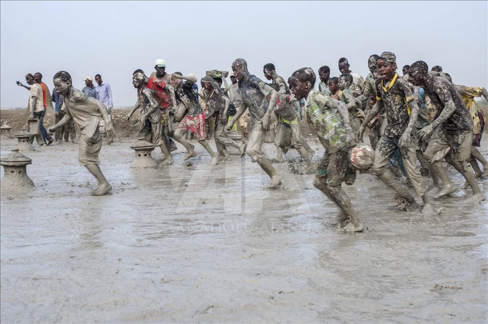 Mali'de Toprak Camiyi Çamurla Tamir Ediyorlar 13