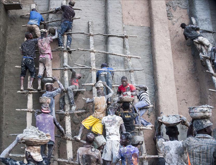 Mali'de Toprak Camiyi Çamurla Tamir Ediyorlar 4