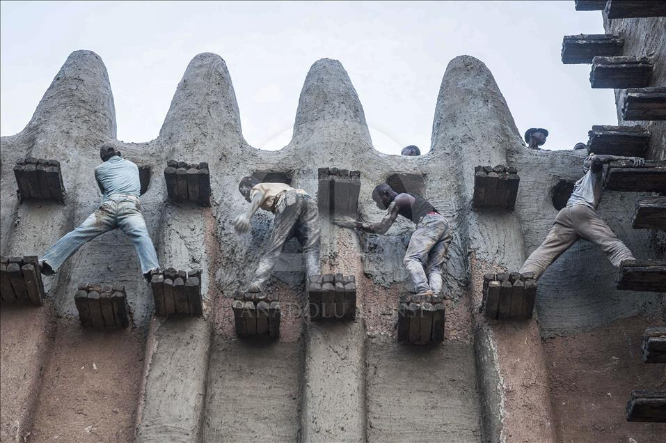 Mali'de Toprak Camiyi Çamurla Tamir Ediyorlar 5