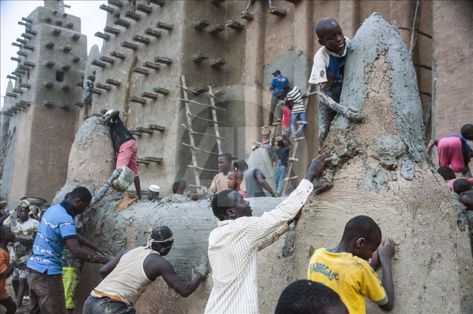 Mali'de Toprak Camiyi Çamurla Tamir Ediyorlar 7