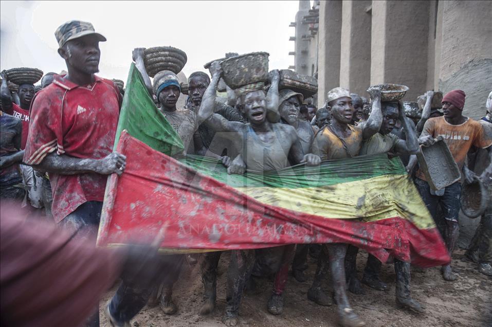 Mali'de Toprak Camiyi Çamurla Tamir Ediyorlar 9