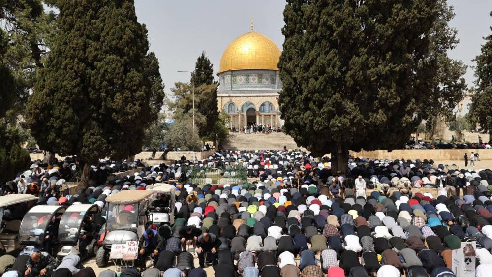 130 bin kişi Cuma namazını Mescidi Aksa'da eda etti 23