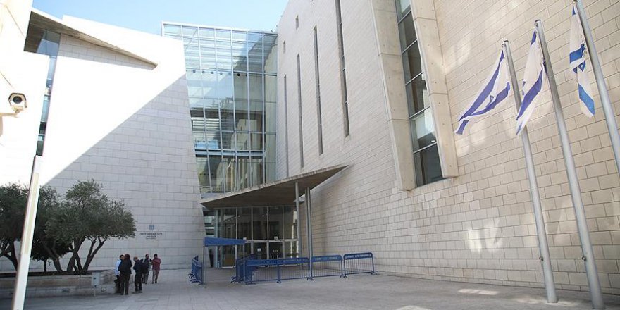 Siyonist İsrail Mahkemesi Tüm Aileyi Zindana Attı