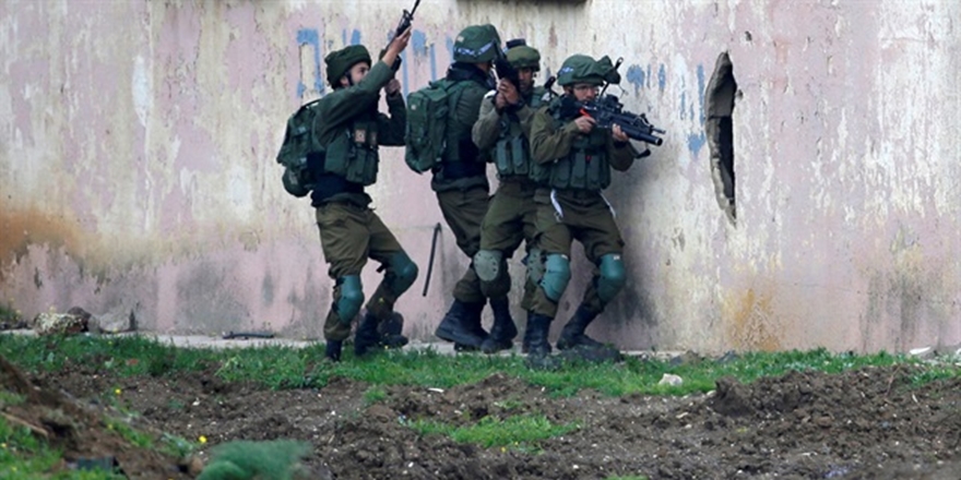 İşgalci İsrail Filistin Kampını Bastı!