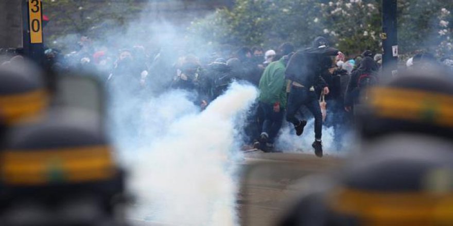 Fransa'da Göstericiler ile Polis Çatıştı