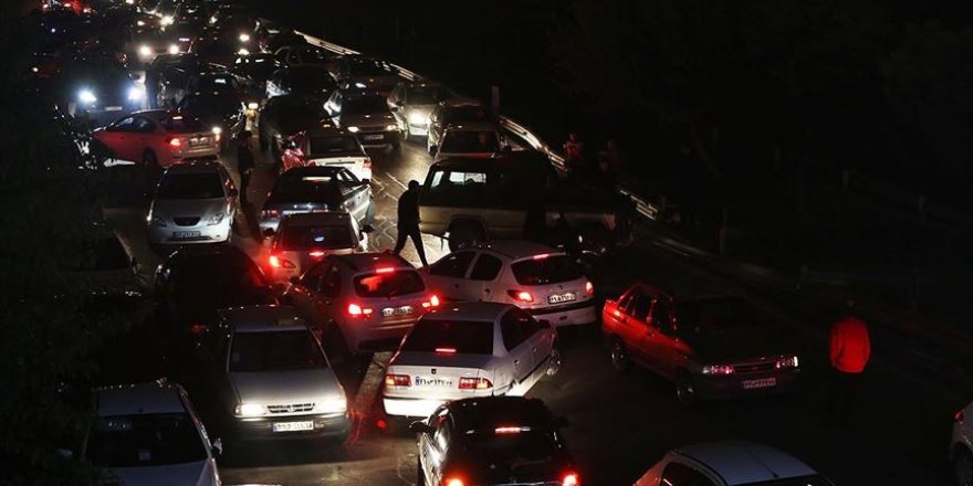 İran'da Benzin Zammına Tepkiler Siyaseti de Sarstı