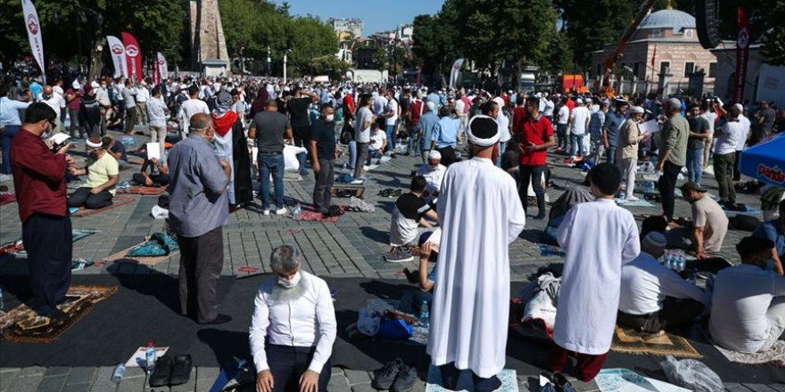 Ayasofya-i Kebir Cami-i Şerifi'nin açılışına 7'den 70'e vatandaşlardan yoğun ilgi