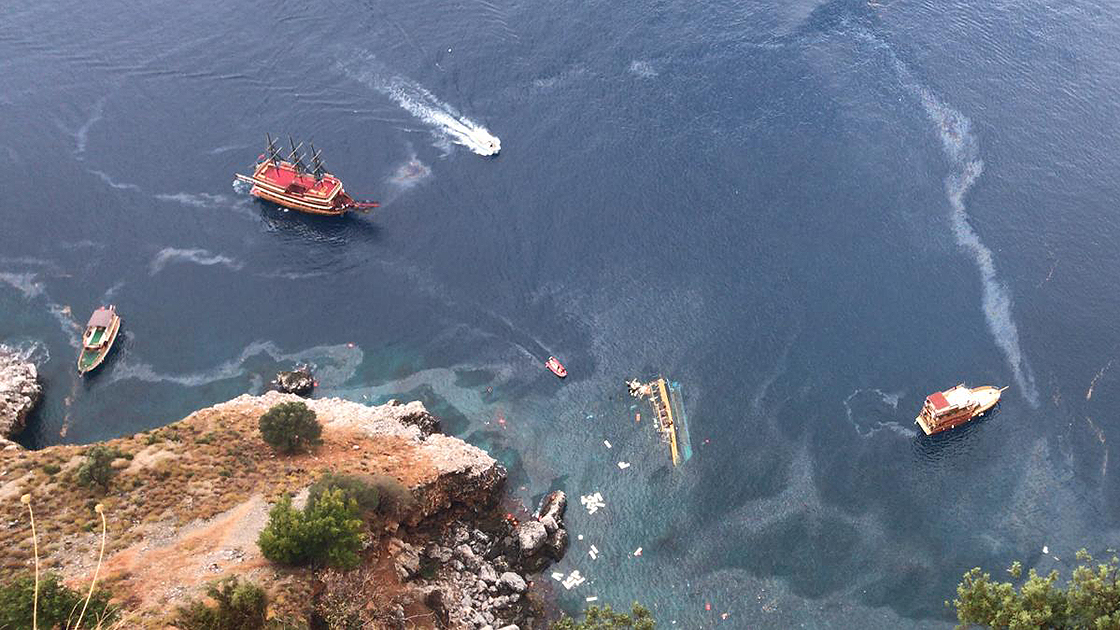 Alanya'da tur teknesi battı