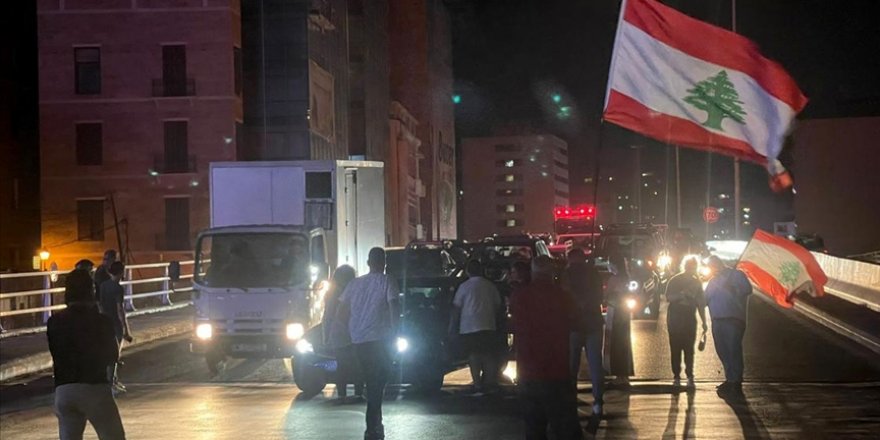 Lübnan'da hayat pahalılığını protesto eden göstericiler pek çok kentte yolları trafiğe kapattı