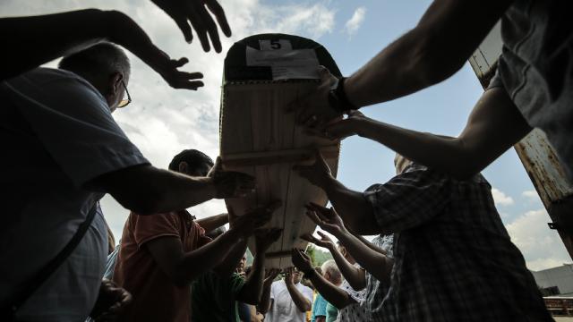 Srebrenitsa kurbanlarının cenazeleri Potoçari'ye ulaştı