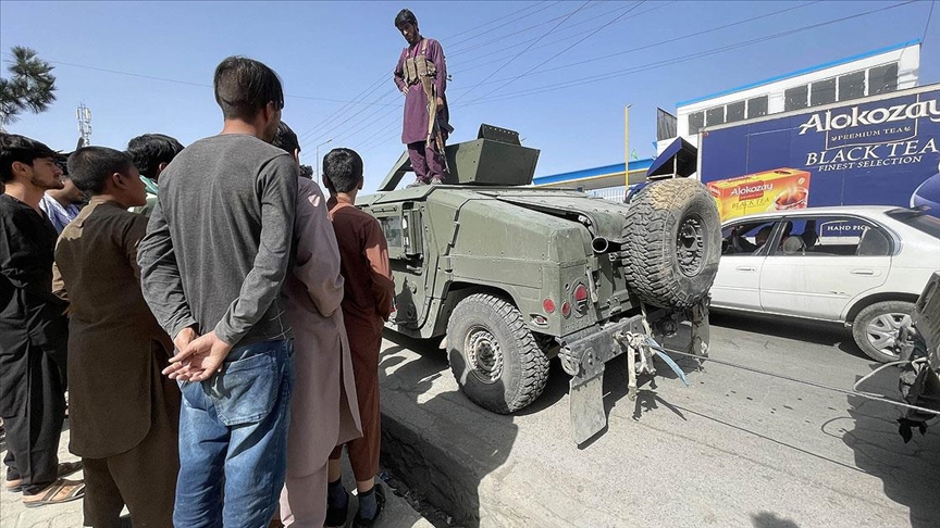 Taliban Kabil'in merkezi ve kamu binalarının kontrolünü almaya başladığını duyurdu