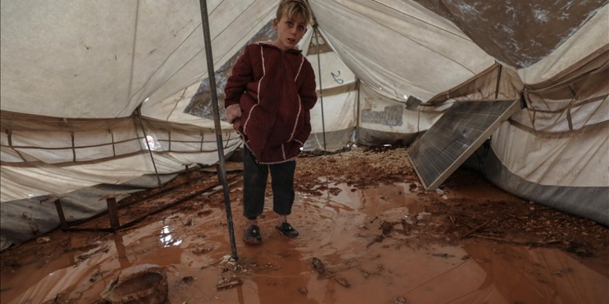 İdlib'de şiddetli yağış sonucu çadır kentler sular altında kaldı