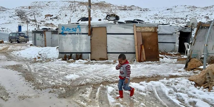 Suriye’nin kuzeyindeki kamplarda 2 bebek donarak öldü