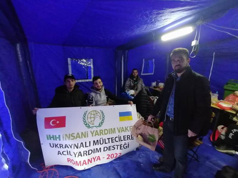 İHH, Ukraynalı mültecilere yemek ikramında bulundu