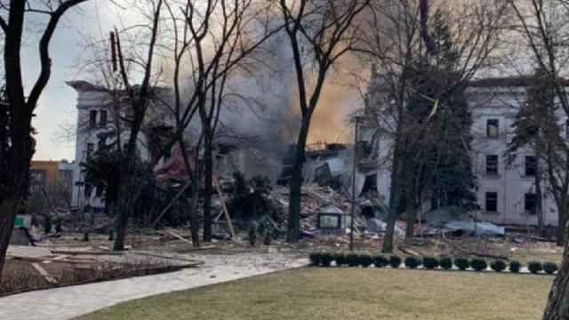 Rusya yüzlerce sivilin saklandığı tiyatro binasını bombaladı