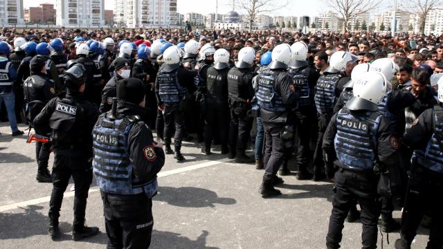 Diyarbakır'daki Nevruz kutlamasında 298 gözaltı