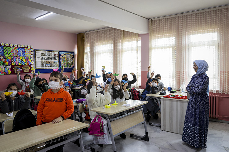 Din derslerini origami ile öğrencileri için eğlenceli hale getirdi