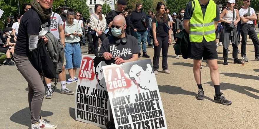 Almanya’da polis şiddeti protesto edildi