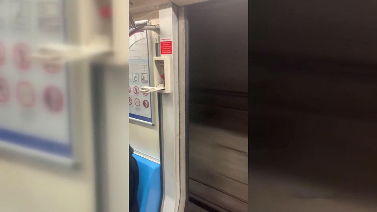 İstanbul'da metro kapısı açık seferine devam etti