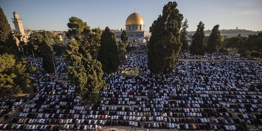 Mescid-i Aksa'da bayram namazı 150 bin kişiyle kılındı