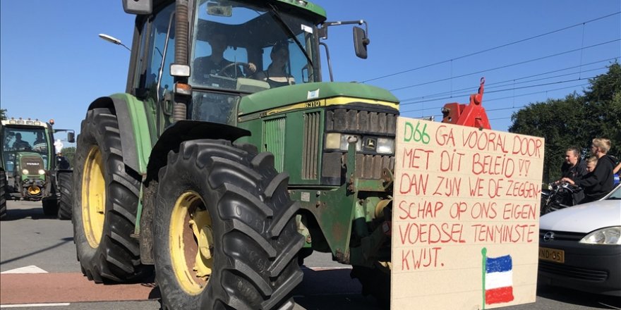 Hollanda’da çiftçilerin yol kapatma eylemleri sürdü