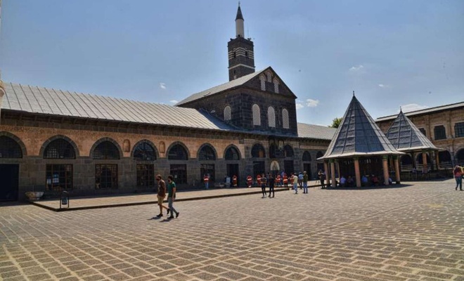 Ulu Camii'nin uygunsuz kıyafetlerle ziyaret edilmesine tepki