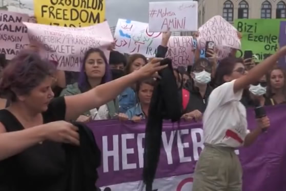 Azgınlık Kadıköy’de sahne aldı! Başörtüsü ve çarşaf yakıldı...