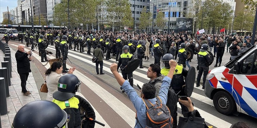 Hollanda'da ırkçı PEGIDA hareketinin Kur'an-ı Kerim yakma eylemi başlamadan bitti