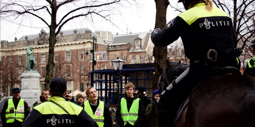 Hollanda'da "polis memurlarının başörtüsü takabilmesinin mümkün hale getirilmesi" önerisi