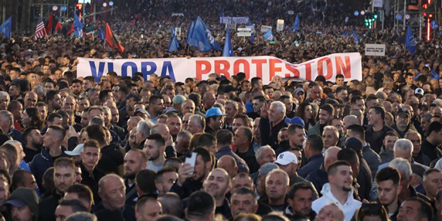 Arnavutluk'ta hükümet karşıtı gösteri düzenlendi