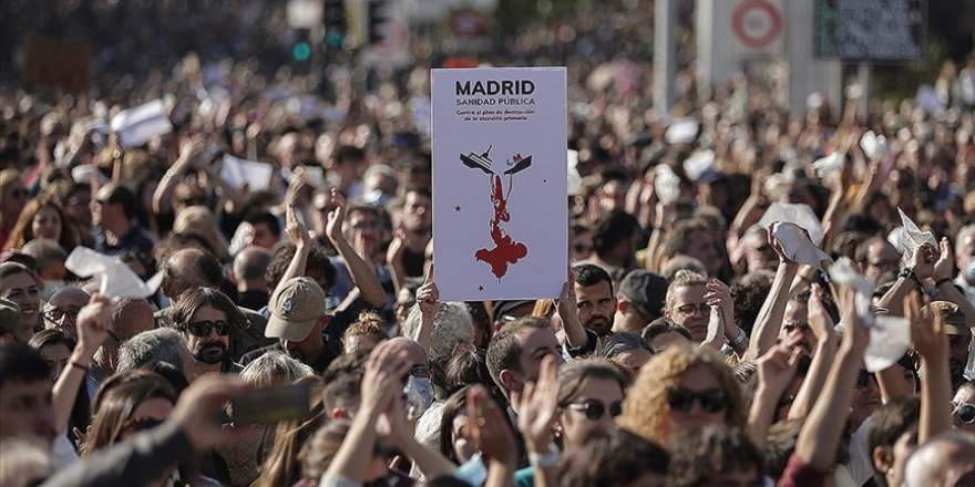 İspanya'nın başkenti Madrid'de binlerce sağlık çalışanı gösteri yaptı