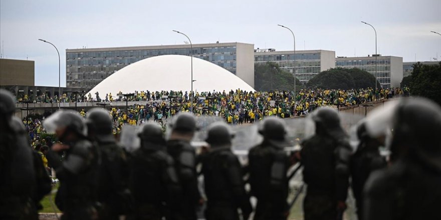 Brezilya'da yüzlerce Bolsonaro destekçisi Kongre binasını bastı