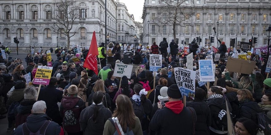 Londra’da yüzlerce kişi hükümetin sağlık politikasını protesto etti