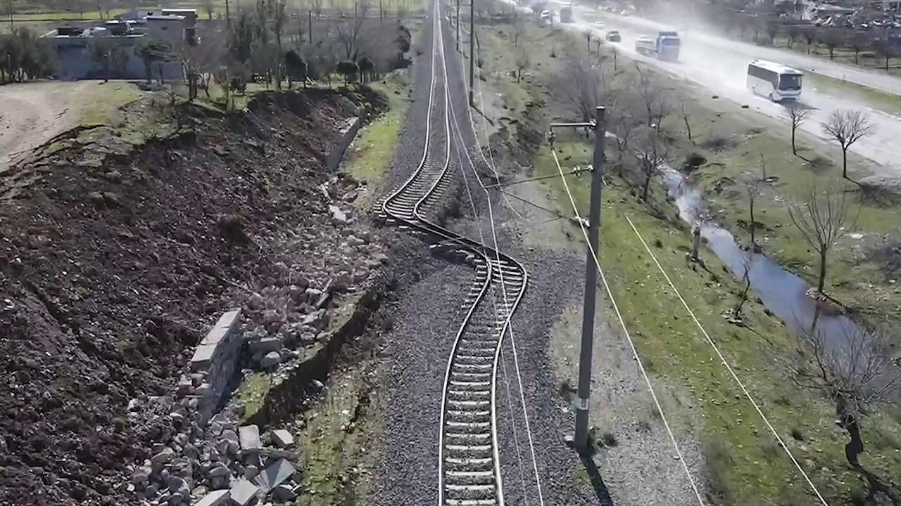 Deprem tren raylarının bükülmesine sebep oldu