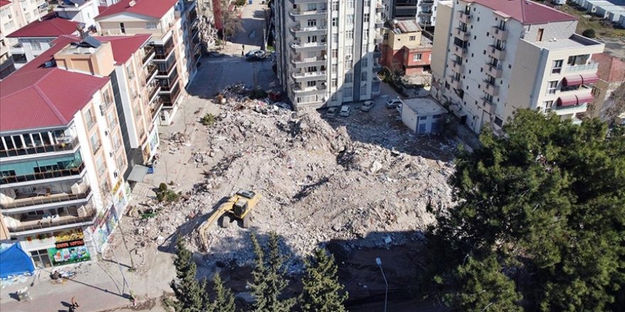 Osmaniye'de arama kurtarma çalışması tamamlanan enkazlar kaldırılıyor