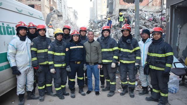 Vietnam ekibi ilk defa yabancı bir ülkede arama kurtarma çalışması yapıyor