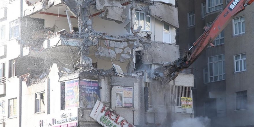 Diyarbakır'da yıkımına başlanan 9 katlı bina çöktü