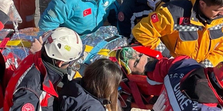 Adıyaman'da bir genç 198 saat sonra enkaz altından kurtarıldı