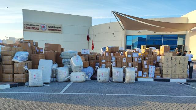 Katar'daki Türk Okulu depremzedelere gönderilecek yardımlarla doldu