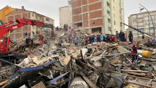 Gaziantep ve Malatya'da hasarlı binalardan eşya tahliyesi yasaklandı