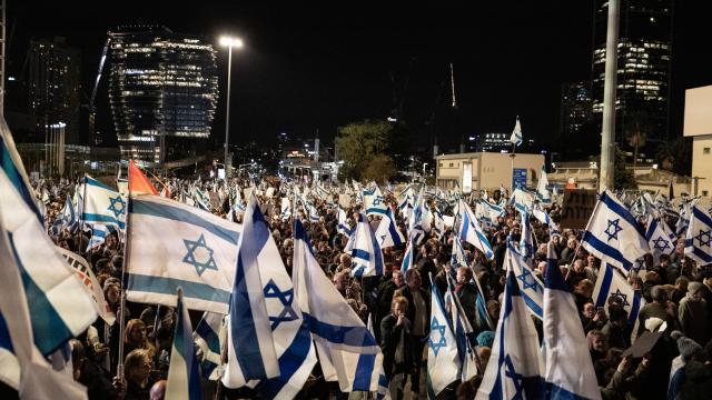 On binlerce kişi, Netanyahu hükümetini protesto etmek için sokaklara döküldü