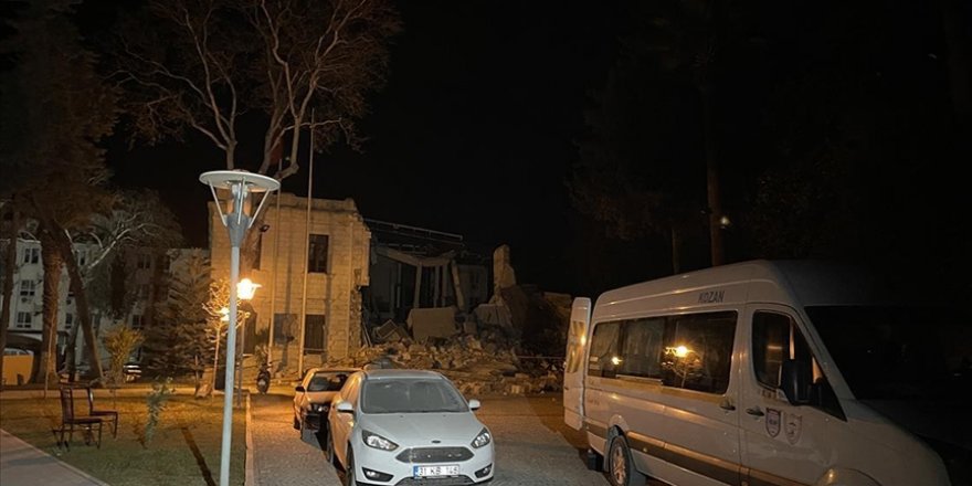 Hatay'ın Defne ilçesinde meydana gelen depremde valilik binasının bir kısmı yıkıldı