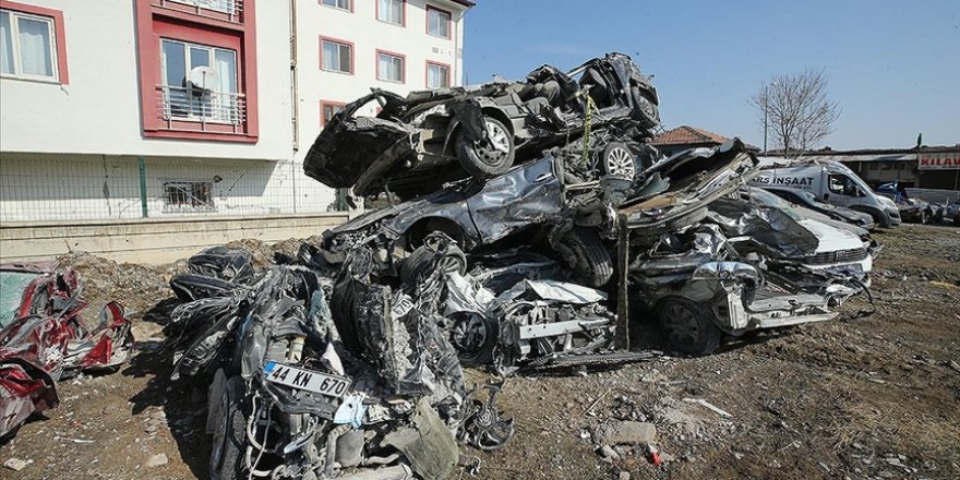 Malatya'da hurdaya dönen araçlar depremin şiddetini gözler önüne serdi