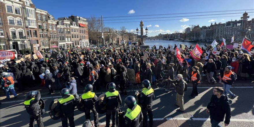 Amsterdam’da konut sıkıntısı ve yüksek kiralar protesto edildi