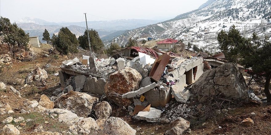 Kahramanmaraş'ın kırsal Çevrepınar Mahallesi depremde kopan kayaların tehdidi altında