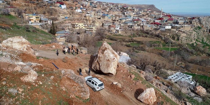 Adıyaman'da depremde dağdan kopan devasa kayalar evleri teğet geçti