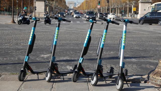 Paris sokaklarında kiralık scooterlar toplanıyor